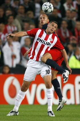 Danny Koevermans (Eindhoven, vorn) gegen Johnny Heitinga (Atletico Madrid) -  Fußball EC 1 Herren Champions League 2008 2009, PSV Eindhoven Gruppe Eindhoven Dynamik, Kampf,