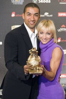 Robin Szolkowy und Aljona Sawtschenko (beide Deutschland), Preisträger der Goldenen Henne 2008, mit der Trophäe Eiskunstlauf Die Goldene Henne 2008, Medienpreis, Gala, Preisverleihung, Auszeichnung, Ehrung Gruppe Berlin