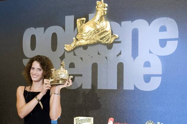 Lena Schöneborn (Deutschland), Preisträgerin der Goldenen Henne 2008, küsst ihre Trophäe Moderner Fünfkampf Damen Die Goldene Henne 2008, Medienpreis, Gala, Preisverleihung, Auszeichnung, Ehrung Einzelbild Berlin