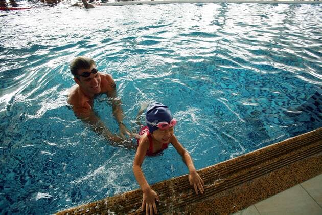 Gary Wayne Hall Jr. (USA) engagiert sich als Botschafter im Rahmen einer Kampagne für Kinder, die an Diabetes erkrankt sind - hier unterrichtet er chinesische Kinder im Schwimmen -  (CFP394276896) Schwimmen Herren Charity 2008, soziales Engagement, Sozialengagement Gruppe Peking