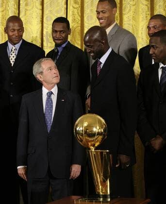 Präsident George W. Bush (USA) empfängt das Meisterteam der Boston Celtics, mit Kevin Garnett (Mitte) und Ray Allen (hi.li.) -  (WAPG2008091912) Basketball Herren NBA 2008 2009, Empfang, Ehrung, Sieg, Sieger, amerikanischer Meister, US, Amerikanische Gruppe White House, weißes Haus Washington DC, D C Freude,
