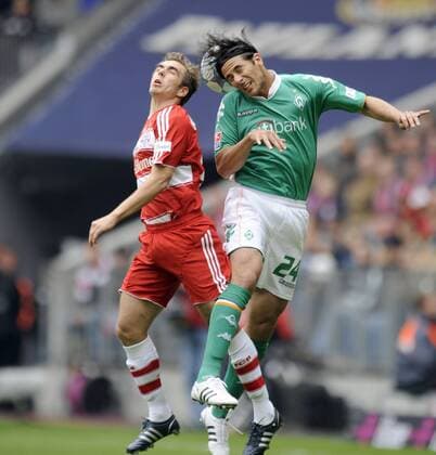 Claudio Pizarro (Bremen, re.) gegen Philipp Lahm (Bayern) Fußball 1. BL Herren Saison 2008 2009, FC Bayern München - SV Werder Bremen 2:5 Gruppe München Dynamik, Kampf,