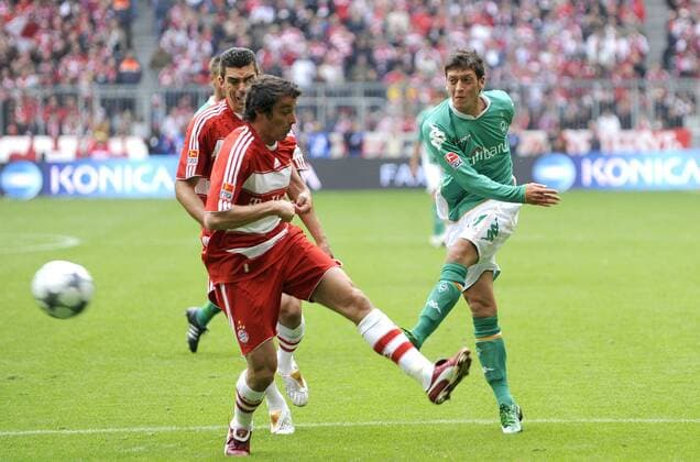 Mesut Özil (Bremen, re.) erzielt den Treffer zum 0:3 gegen Massimo Oddo (Bayern) Fußball 1. BL Herren Saison 2008 2009, FC Bayern München - SV Werder Bremen 2:5 Gruppe München Dynamik,