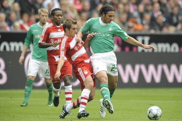 Philipp Lahm (Bayern, li.) gegen Claudio Pizarro (Bremen) Fußball 1. BL Herren Saison 2008 2009, FC Bayern München - SV Werder Bremen 2:5 Gruppe München Dynamik,