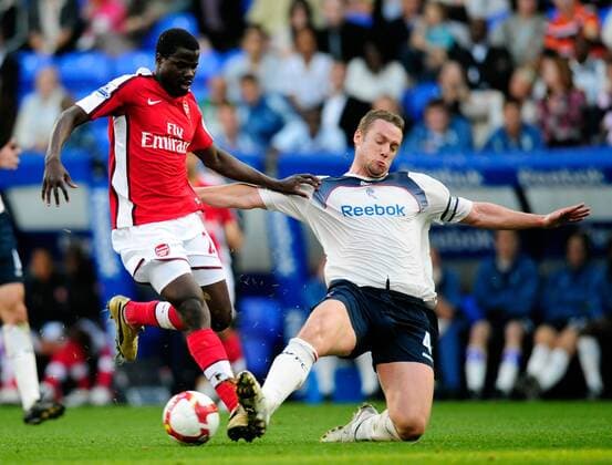 Kevin Nolan (Bolton, re.) gegen Emmanuel Eboue (Arsenal) - EDITORIAL USE ONLY. No use with unauthorised audio, video, data, fixture lists, club league logos or live services. Online in-match use limited to 120 images, no video emulation. No use in betting, games or single club league player publications. Fußball Herren English Premier League 2008 2009, 1. Englische Liga, Bolton Wanderers - Arsenal FC London 1:3 Gruppe Bolton Dynamik,