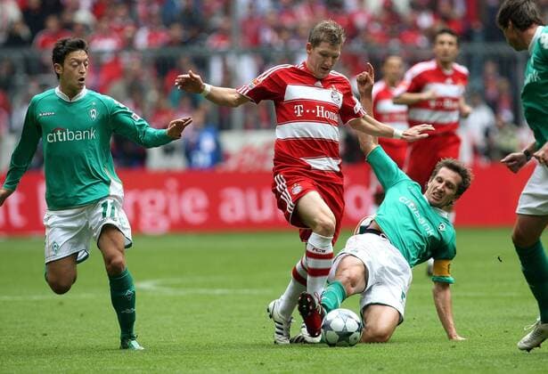 Bastian Schweinsteiger (Bayern, Mitte) gegen Frank Baumann (re.) und Mesut Özil (beide Bremen) Fußball 1. BL Herren Saison 2008 2009, FC Bayern München - SV Werder Bremen 2:5 Gruppe München Dynamik,