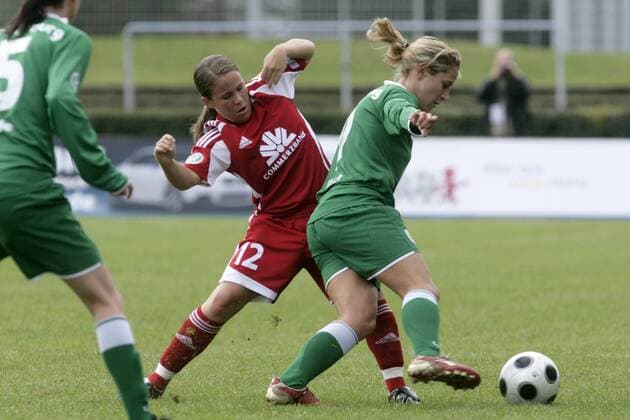 Meike Weber (FFC Frankfurt, li.) gegen Anna Blässe (Wolfsburg) Fußball 1. BL Damen Saison 2008 2009, Frauen, Frauenfußball, 1. FFC Frankfurt - VfL Wolfsburg 4:2 Gruppe Frankfurt M. Dynamik, Kampf,