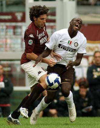 Mario Balotelli (Inter Mailand, re.) gegen Francesco Pratali (FC Turin) -  Fußball 2. BL Herren Serie A 2008 2009, 1. Italienische Liga, Torino FC - FC Internazionale Mailand Gruppe Turin Dynamik,