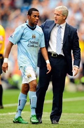 Robinho (li.) wird von Trainer Mark Hughes (beide Manchester City) ausgewechselt - EDITORIAL USE ONLY. No use with unauthorised audio, video, data, fixture lists, club league logos or live services. Online in-match use limited to 120 images, no video emulation. No use in betting, games or single club league player publications. Fußball Herren English Premier League 2008 2009, 1. Englische Liga, Manchester City Gruppe Manchester