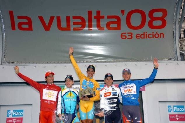 Siegerehrung der Vuelta a Espana 2008: Alberto Contador (Spanien, Mitte) gewinnt die Gesamtwertung vor Levi Leipheimer (USA beide Astana, 2.v.li.) und Carlos Sastre (Spanien CSC, 2.v.re.), ..... - Radsport Herren Vuelta a Espana 2008, Spanienrundfahrt, Straßenradsport, Straße, Rad, Vdig Gruppe rote, blaue, Jubel Schriftzug 21. Etappe: San Sebastian de los Reyes - Madrid Freude,