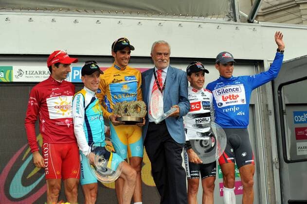 Siegerehrung der Vuelta a Espana 2008: Alberto Contador (Spanien, 3.v.li.) gewinnt die Gesamtwertung vor Levi Leipheimer (USA beide Astana, 2.v.li.) und Carlos Sastre (Spanien CSC, 2.v.re.), ..... - Radsport Herren Vuelta a Espana 2008, Spanienrundfahrt, Straßenradsport, Straße, Funktionär, Rad, Vdig Gruppe rote, blaue, Jubel, Pokal, Trophäe, Trikot goldene 21. Etappe: San Sebastian de los Reyes - Madrid
