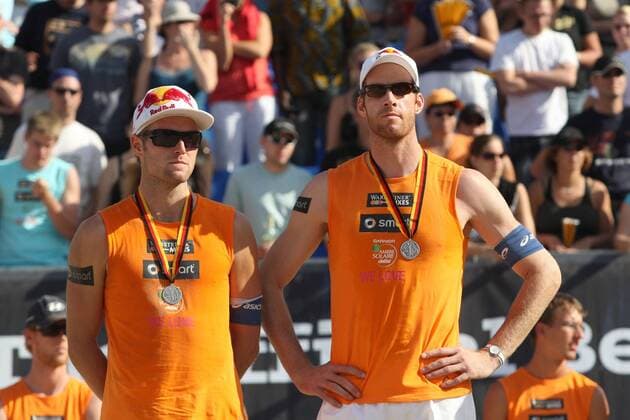 Julius Brink (li.) und Christoph Dieckmann (beide Deutschland) enttäuscht über den 2 Platz Beachvolleyball LM Herren Deutsche Meisterschaft 2008, Beach, DM Gruppe Timmendorfer Strand Timmendorf Enttäuschung,