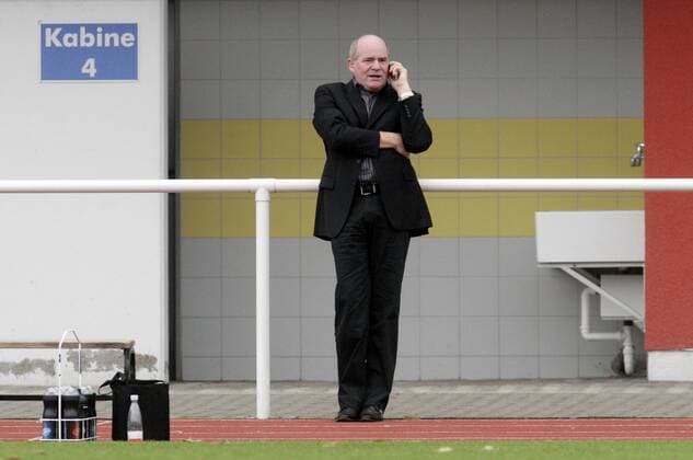 Manager Siegfried Dietrich (FFC Frankfurt) telefoniert Fußball 1. BL Damen Saison 2008 2009, Frauen, Frauenfußball, 1. FFC Frankfurt Einzelbild Bad Neuenahr Ahrweiler Nachdenklichkeit, Skepsis,