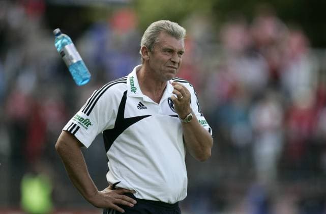 Trainer Dietmar Demuth (Babelsberg) Fußball Herren DFB Pokal 2008 2009, Pokalspiel, SV Babelsberg 03 Einzelbild Babelsberg Enttäuschung, Nachdenklichkeit, Skepsis,