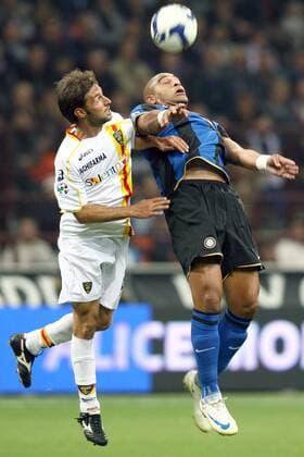 Adriano (Inter Mailand, re.) gegen Andrea Ardito (Lecce) -  Fußball Herren Serie A 2008 2009, 1. Italienische Liga, FC Internazionale Mailand - US Lecce 1:0 Gruppe Mailand Dynamik,