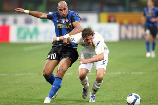 Adriano (Inter Mailand, li.) gegen Guglielmo Stendardo (Lecce) -  Fußball Herren Serie A 2008 2009, 1. Italienische Liga, FC Internazionale Mailand - US Lecce 1:0 Gruppe Mailand Dynamik,