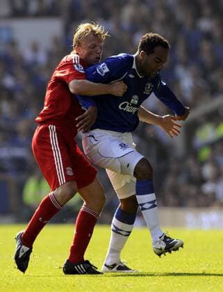 Jolean Lescott (Everton, re.) gegen Dirk Kuyt (Liverpool) - EDITORIAL USE ONLY. No use with unauthorised audio, video, data, fixture lists, club league logos or live services. Online in-match use limited to 120 images, no video emulation. No use in betting, games or single club league player publications. Fußball Herren English Premier League 2008 2009, 1. Englische Liga, FC Everton - FC Liverpool 0:2 Gruppe Derby, Lokalderby, Ortsderby, Stadtderby Liverpool Dynamik,