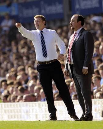 Trainer David Moyes (Everton, li.) und sein Kollege Rafael Benitez (Liverpool) - EDITORIAL USE ONLY. No use with unauthorised audio, video, data, fixture lists, club league logos or live services. Online in-match use limited to 120 images, no video emulation. No use in betting, games or single club league player publications. Fußball Herren English Premier League 2008 2009, 1. Englische Liga, FC Everton - FC Liverpool 0:2 Gruppe Derby, Lokalderby, Ortsderby, Stadtderby Liverpool Skepsis, Nachdenklichkeit,