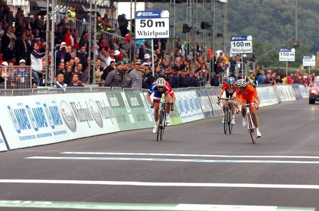 Zielspurt WM 2008 - Weltmeisterin Nicole Cooke (Großbritannien, li.) gewinnt vor Marianne Vos (Niederlande, re.) und Judith Arndt (Deutschland) -  Radsport Damen WM 2008, Straßenradsport, Straße, Rad, Nationaltrikot, Totale Varese