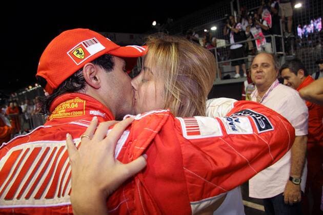 Felipe Massa (Brasilien Ferrari) feiert mit Ehefrau Anna Rafaela Bassi den Sprung auf die Pole Position zum GP Singapur 2008, dahinter Vater Luiz Antonio Motorsport Grand Prix Herren Großer Preis von Singapur 2008, Formel 1 Weltmeisterschaft, F1, F, GP, WM Gruppe Singapur Freude,