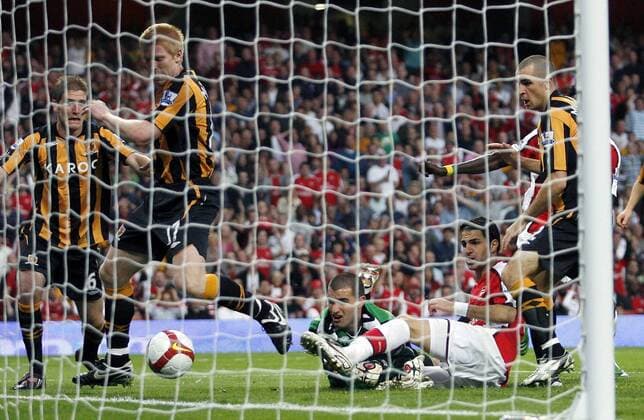 Cesc Fabregas (Arsenal, 2.v.re.) zwingt Paul McShane (Hull, 2.v.li) zu einem Eigentor - EDITORIAL USE ONLY. No use with unauthorised audio, video, data, fixture lists, club league logos or live services. Online in-match use limited to 120 images, no video emulation. No use in betting, games or single club league player publications. Fußball Herren English Premier League 2008 2009, 1. Englische Liga, Arsenal FC London - Hull City 1:2 Gruppe London Dynamik,