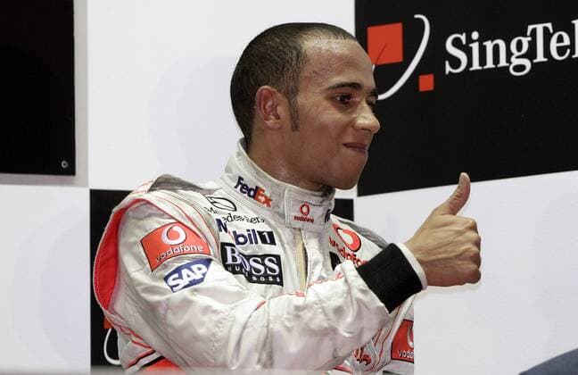 Lewis Hamilton (England McLaren Mercedes) freut sich über seinen 3. Platz beim GP von Singapur 2008 Motorsport Grand Prix Herren Großer Preis von Singapur 2008, Formel 1 Weltmeisterschaft, F1, F, GP, WM, Einzelbild Singapur