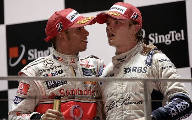 Drittplatzierter Lewis Hamilton (England McLaren Mercedes, li.) gratuliert Nico Rosberg (Deutschland Williams) zu deren 2. Platz beim GP von Singapur 2008 Motorsport Grand Prix Herren Großer Preis von Singapur 2008, Formel 1 Weltmeisterschaft, F1, F, GP, WM, Gruppe Singapur