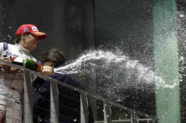 Nico Rosberg (Deutschland Williams) feiert beim GP von Singapur 2008 mit einer Sektdusche Motorsport Grand Prix Herren Großer Preis von Singapur 2008, Formel 1 Weltmeisterschaft, F1, F, GP, WM Einzelbild Freude, Begeisterung,