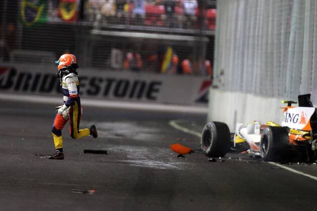 Nelson Piquet Jr. (Brasilien Renault) crasht mit seinem Boliden in die Mauer und flüchtet über die Strecke in sichere Gefilden -  Motorsport Grand Prix Herren Großer Preis von Singapur 2008, Formel 1 Weltmeisterschaft, F1, F, GP, WM, Einzelbild Singapur