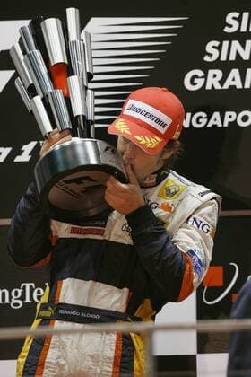 Fernando Alonso (Spanien Renault) gewinnt den GP von Singapur 2008 Motorsport Grand Prix Herren Großer Preis von Singapur 2008, Formel 1 Weltmeisterschaft, F1, F, GP, WM, Einzelbild Singapur
