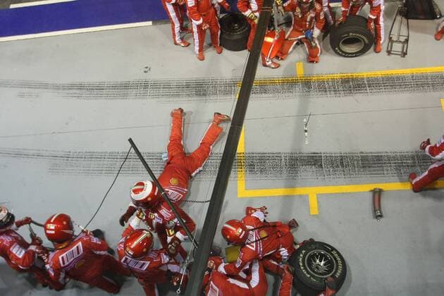 Mechaniker Claudio Bersini (Italien) liegt nach dem missglückten Boxenstopp von Felipe Massa (Brasilien beide Ferrari) verletzt am Boden Motorsport Grand Prix Herren Großer Preis von Singapur 2008, Formel 1 Weltmeisterschaft, F1, F, GP, WM, Totale Singapur
