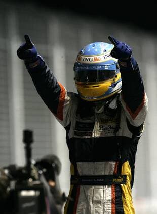 Fernando Alonso (Spanien Renault) gewinnt den GP von Singapur 2008 Motorsport Grand Prix Herren Großer Preis von Singapur 2008, Formel 1 Weltmeisterschaft, F1, F, GP, WM, Einzelbild Singapur Freude,