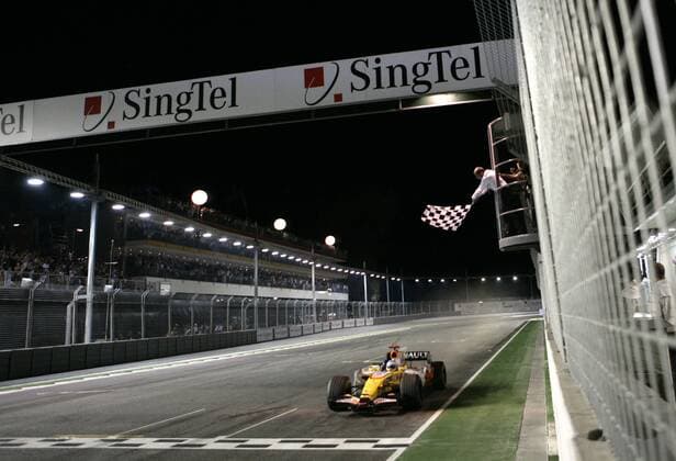 Fernando Alonso (Spanien Renault) in seinem Boliden Motorsport Grand Prix Herren Großer Preis von Singapur 2008, Formel 1 Weltmeisterschaft, F1, F, GP, WM, Nachtrennen Totale Singapur