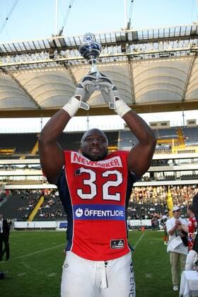 Michael Andrew (Braunschweig Lions) präsentiert nach dem Gewinn der deutschen Meisterschaft 2008 den Pokal für den wertvollsten Spieler der Partie American Football 1. BL Herren German Bowl 2008, GFL, Finale, GermanBowl, Football League, 30, XXX Gruppe Frankfurt M.