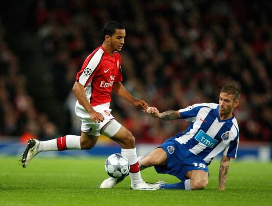 Theo Walcott (Arsenal London, li.) gegen Raul Meireles (FC Porto) - EDITORIAL USE ONLY. No use with unauthorised audio, video, data, fixture lists, club league logos or live services. Online in-match use limited to 120 images, no video emulation. No use in betting, games or single club league player publications. Fußball EC 1 Herren Champions League 2008 2009, Arsenal London FC - FC Porto 4:0 Gruppe London Dynamik,