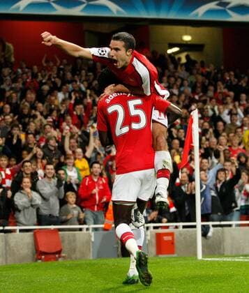 Emmanuel Adebayor und Robin van Persie (obenauf, beide Arsenal London) - Torjubel - EDITORIAL USE ONLY. No use with unauthorised audio, video, data, fixture lists, club league logos or live services. Online in-match use limited to 120 images, no video emulation. No use in betting, games or single club league player publications. Fußball EC 1 Herren Champions League 2008 2009, Arsenal London FC Gruppe London Freude,