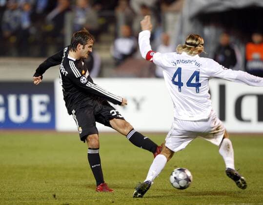 Rafael van der Vaart (Real Madrid, li.) im Duell -  - NOxONLINExUSE Fußball EC 1 Herren Champions League 2008 2009, FC Zenit St. Petersburg - Real Madrid CF 1:2 Gruppe St. Petersburg Dynamik,