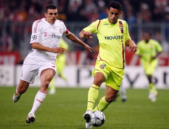 Lucio (Bayern, li.) gegen Fred (Lyon) -  Fußball EC 1 Herren Champions League 2008 2009, FC Bayern München - Olympique Lyonnais 1:1, OL Gruppe München Dynamik,