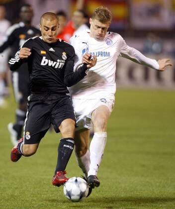 Fabio Cannavaro (Real Madrid, li.) gegen Pavel Pogrebnyak (St. Petersburg) -  - NOxONLINExUSE Fußball EC 1 Herren Champions League 2008 2009, FC Zenit St. Petersburg - Real Madrid CF 1:2 Gruppe St. Petersburg Dynamik, Kampf,