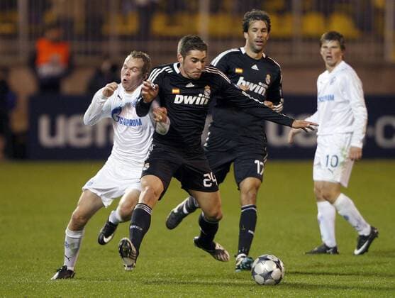 Javi Garcia (Real Madrid, Mitte) gegen Aleksandr Anyukov (St. Petersburg) -  - NOxONLINExUSE Fußball EC 1 Herren Champions League 2008 2009, FC Zenit St. Petersburg - Real Madrid CF 1:2 Gruppe St. Petersburg Dynamik, Kampf,