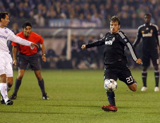 Rafael van der Vaart (Real Madrid, re.) im Duell -  - NOxONLINExUSE Fußball EC 1 Herren Champions League 2008 2009, FC Zenit St. Petersburg - Real Madrid CF 1:2 Gruppe St. Petersburg Dynamik,
