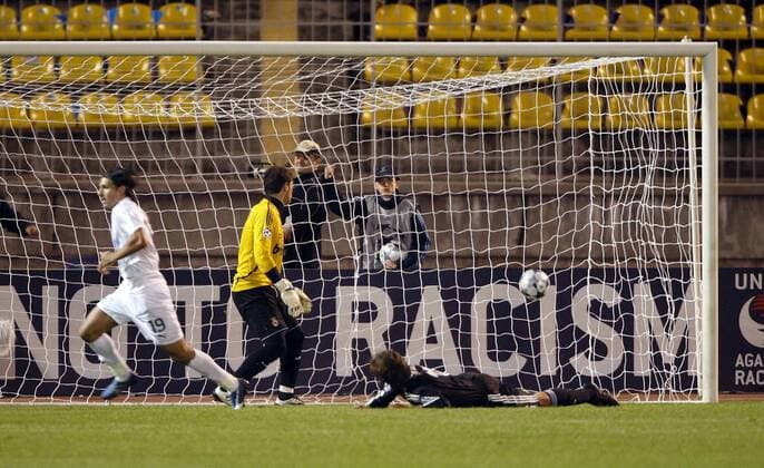 Danny (St. Petersburg, li.) trifft zum 1:1 gegen Torwart Iker Casillas (Real Madrid) -  - NOxONLINExUSE Fußball EC 1 Herren Champions League 2008 2009, FC Zenit St. Petersburg - Real Madrid CF 1:2 Gruppe St. Petersburg Dynamik, Freude, Enttäuschung,