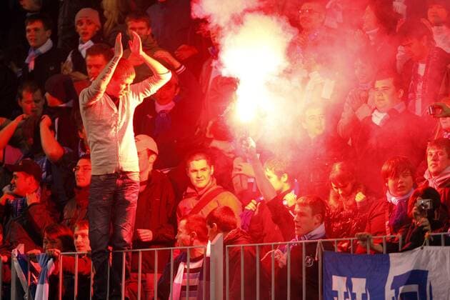St. Petersburger Fans zünden ein bengalisches Feuer -  - NOxONLINExUSE Fußball EC 1 Herren Champions League 2008 2009, FC Zenit St. Petersburg Totale St. Petersburg