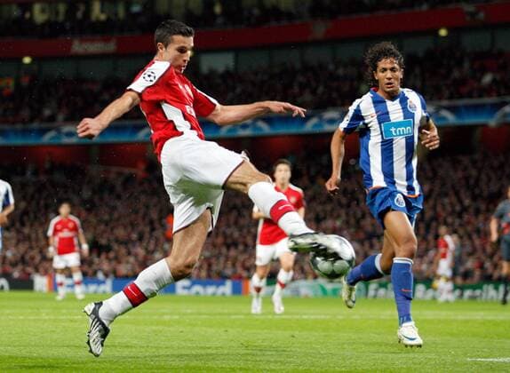 Robin van Persie (Arsenal, li.) im Duell - EDITORIAL USE ONLY. No use with unauthorised audio, video, data, fixture lists, club league logos or live services. Online in-match use limited to 120 images, no video emulation. No use in betting, games or single club league player publications. Fußball EC 1 Herren Champions League 2008 2009, Arsenal FC London - FC Porto 4:0 Gruppe London Dynamik,