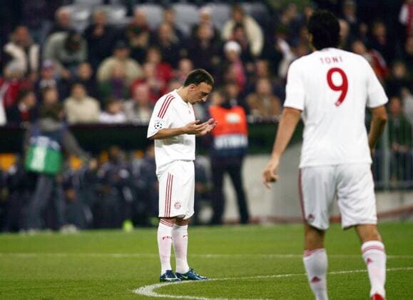 Franck Ribery (Bayern) betet vor Spielbeginn Fußball EC 1 Herren Champions League 2008 2009, FC Bayern München Einzelbild München