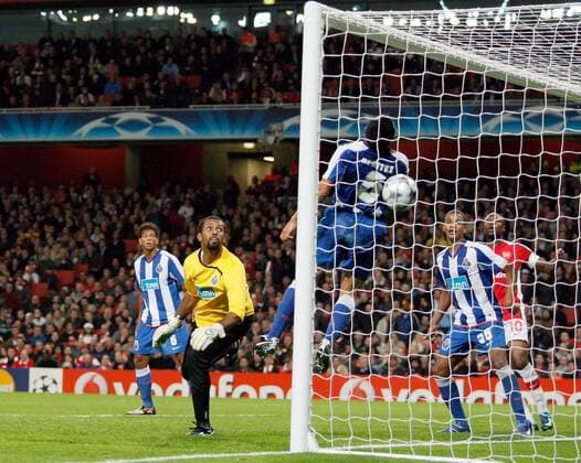 Torwart Helton (Porto) kassiert den Treffer zum 2:0 - EDITORIAL USE ONLY. No use with unauthorised audio, video, data, fixture lists, club league logos or live services. Online in-match use limited to 120 images, no video emulation. No use in betting, games or single club league player publications. Fußball EC 1 Herren Champions League 2008 2009, Arsenal FC London - FC Porto 4:0 Gruppe London Dynamik,