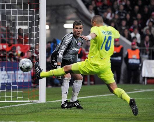 Torwart Michael Rensing (Bayern, li.) muss die Chance von Karim Benzema (Lyon) mitansehen Fußball EC 1 Herren Champions League 2008 2009, FC Bayern München - Olympique Lyonnais 1:1, OL, Lyon Gruppe München