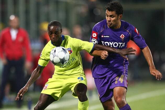 Semedo (Steaua Bukarest, li.) gegen Mario Santana (AC Florenz) -  Fußball EC 1 Herren Champions League 2008 2009, ACF Fiorentina - Steaua Bukarest 0:0 Gruppe Florenz Dynamik,