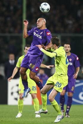 Sergio Almiron (AC Florenz, li.) gegen Florin Lovin (Steaua Bukarest) -  Fußball EC 1 Herren Champions League 2008 2009, ACF Fiorentina - Steaua Bukarest 0:0 Gruppe Florenz Dynamik,