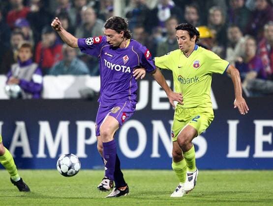 Riccardo Montolivo (AC Florenz, li.) gegen George Ogararu (Steaua Bukarest) -  Fußball EC 1 Herren Champions League 2008 2009, ACF Fiorentina - Steaua Bukarest 0:0 Gruppe Florenz Dynamik,